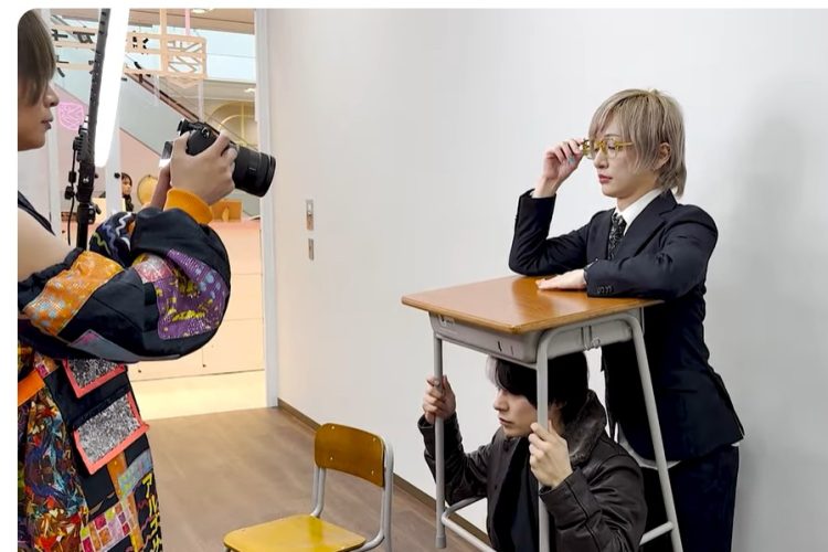 生徒が大人気アイドルユーチューバーのラインスタンプ制作サポート♪