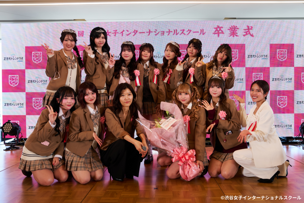 【祝・第1期生卒業】ヒコロヒーさんもゲスト登壇で祝福！シブジョ初の「卒業証書授与式」🌸