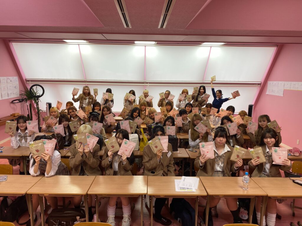 SKINFOOD様から生徒全員にスキンケアアイテムをご提供いただきました！🥕🍑